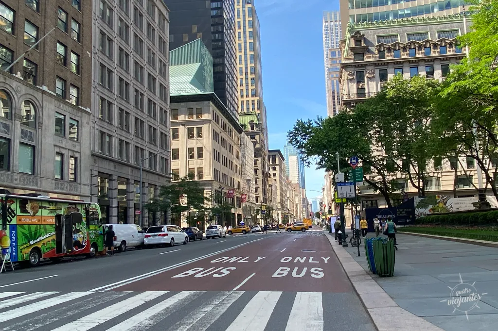 Avenida de Nova York co pouco movimento.