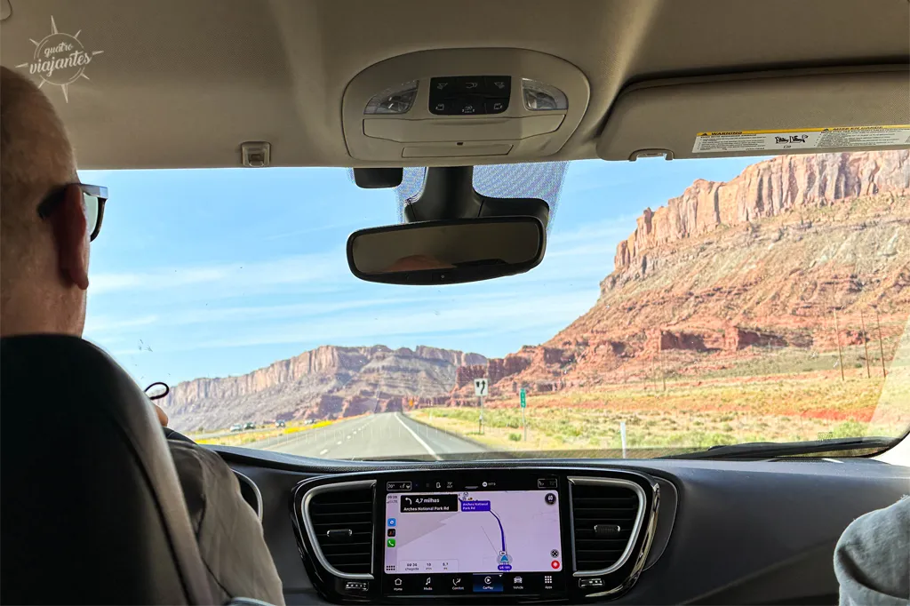 Foto de dentro de um carro alugado nos Estados Unidos