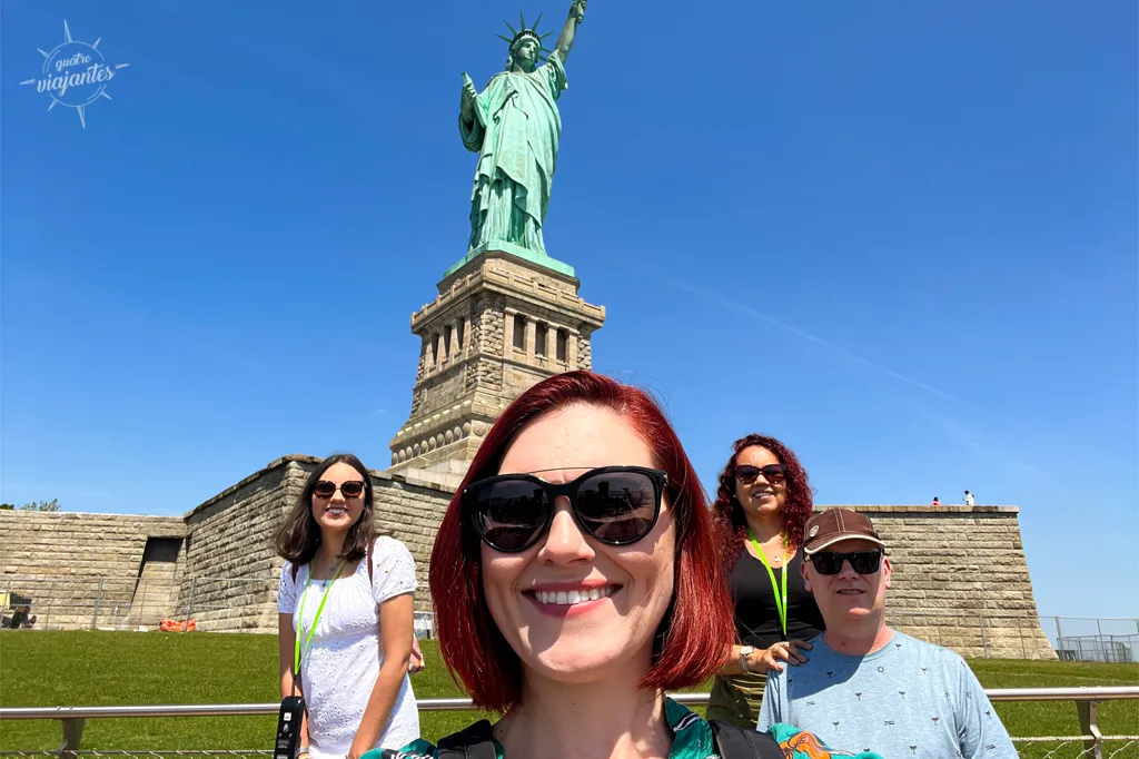 Os quatro viajantes visitando a Estátua da Liberdade