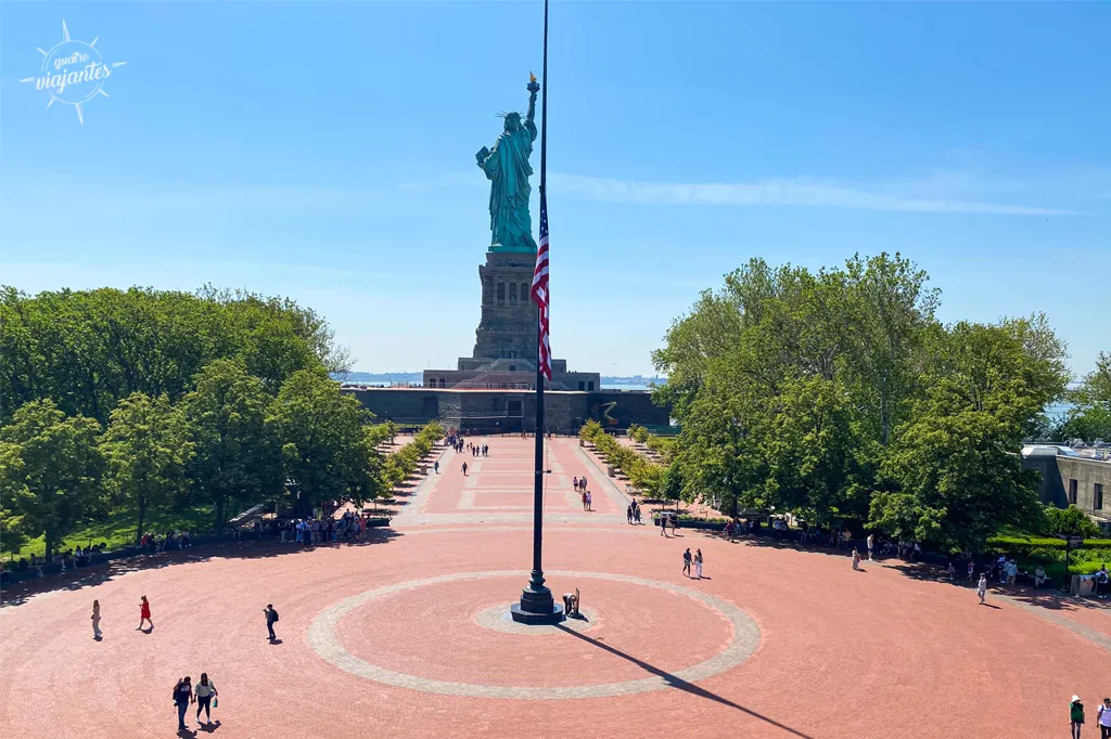 Liberty Island com Estátua da Liberdade ao fundo.