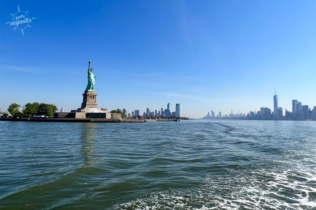 Liberty Island e a Estátua da Liberdade vista do barco da Statue City Cruises.