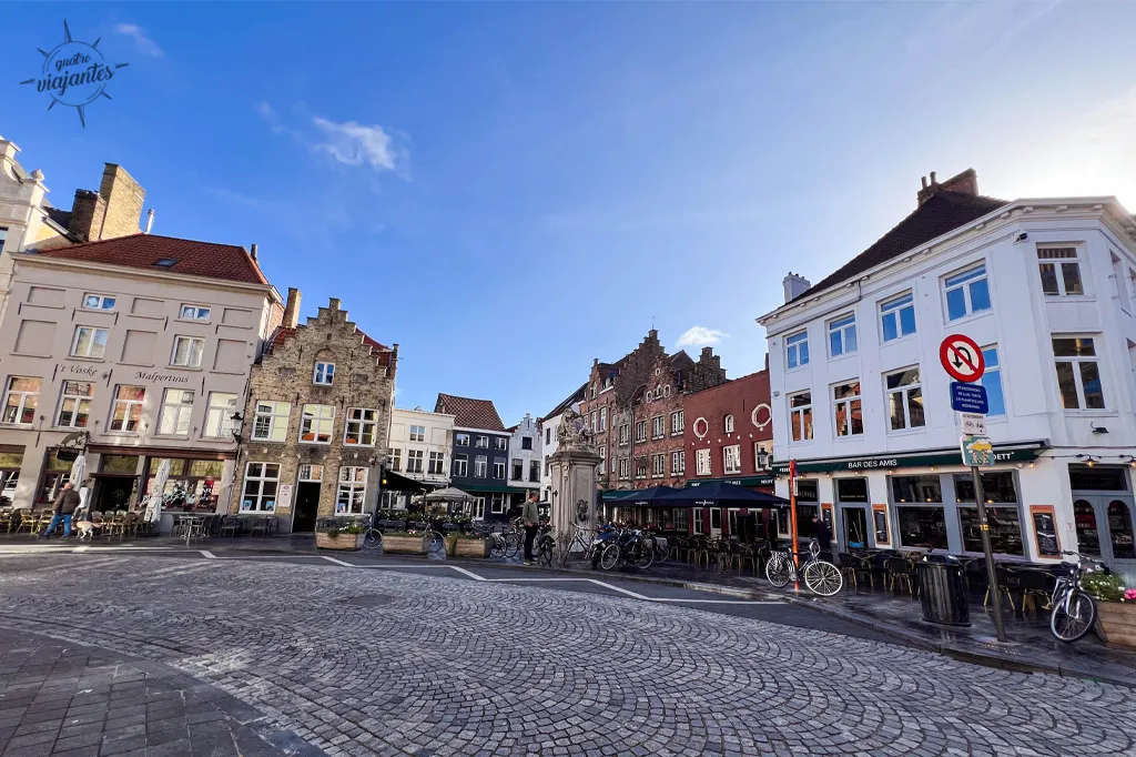 Casas medievais coloridas na cidade de Bruges na Bélgica em uma manhã ensolarada de outono.