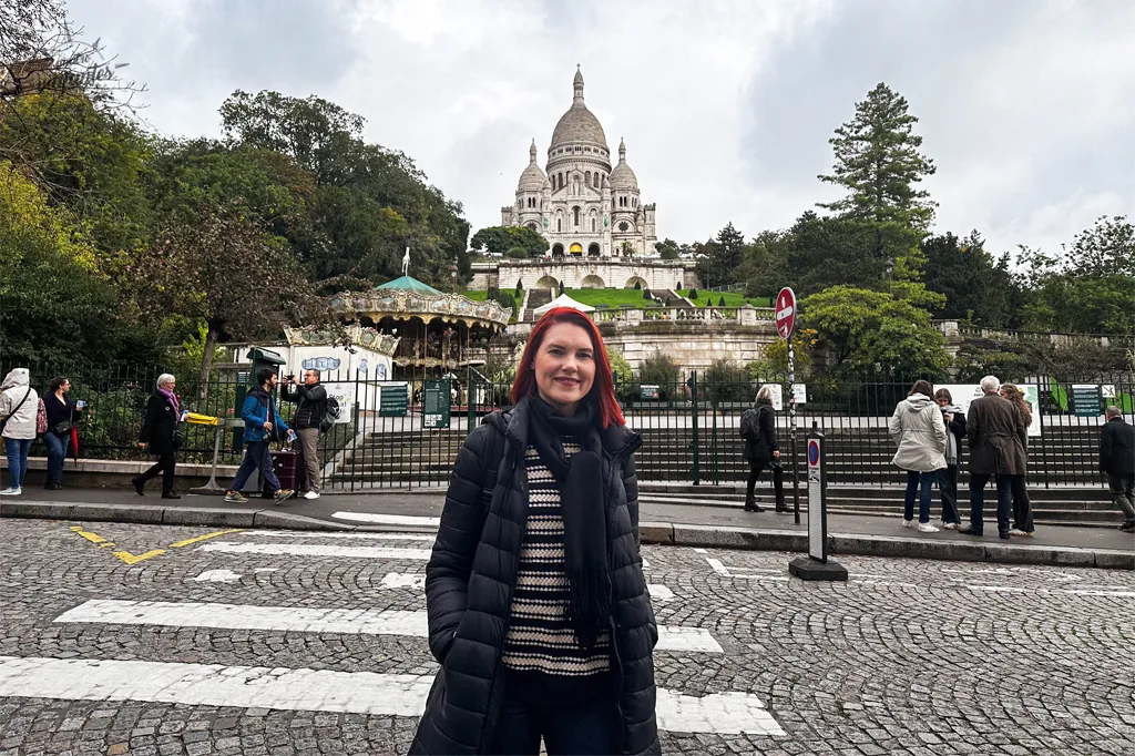 Frente da Basílica de Sacre Coeur no Bairro Montmartre em uma manhã nublada de outono em Paris
