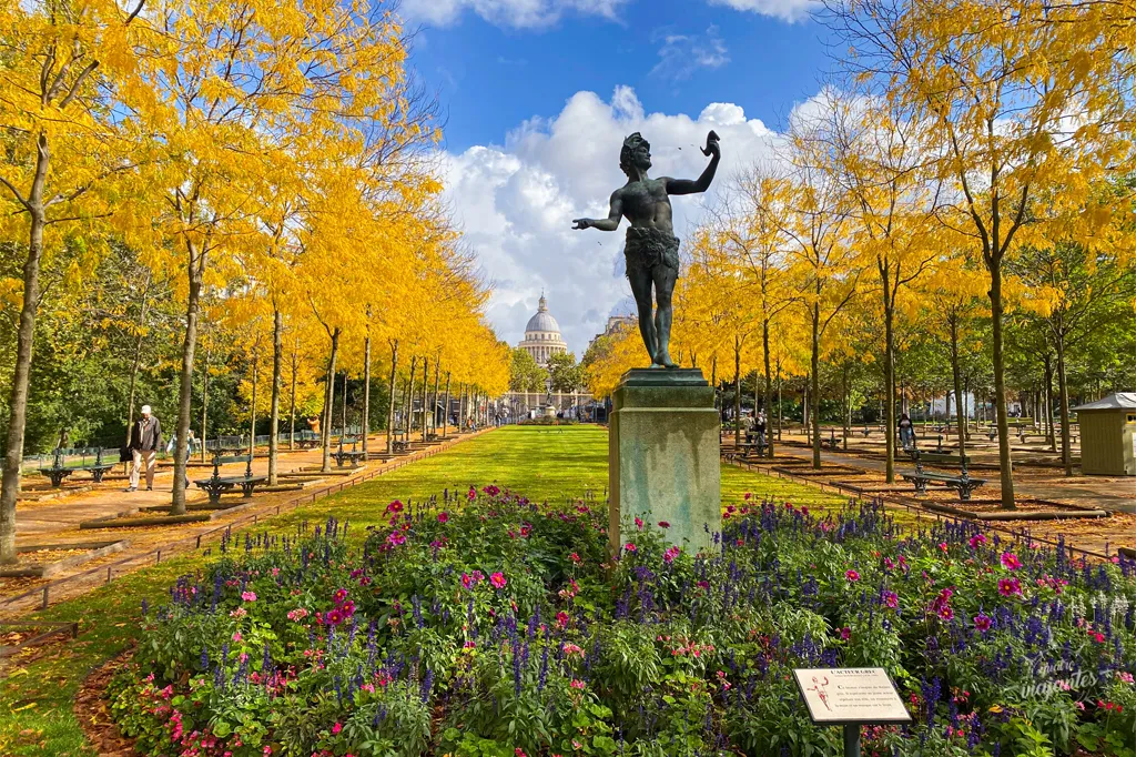 Jardim de Luxemburgo em Paris, com a vegetação toda colorida, típica de outono e o Palácio de Luxemburgo ao fundo. Está entre as melhores atrações de Paris.