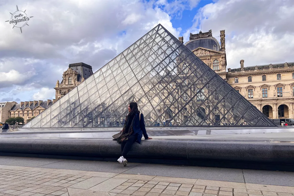 Pirâmide do Museu do  Louvre em uma tarde de outono em Paris