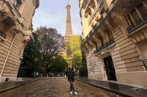 Foto da Torre Eiffel a partir da Rua Buenos Aires, numa tarde de outono em Paris