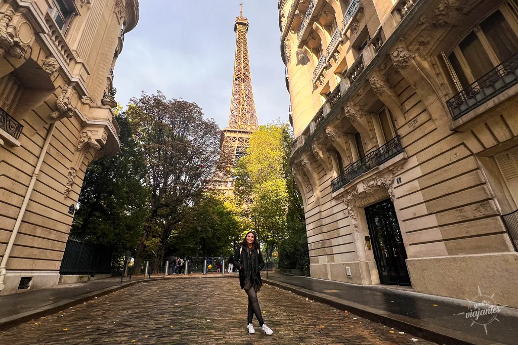 Foto da Torre Eiffel a partir da Rua Buenos Aires, numa tarde de outono em Paris