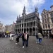 Passeando pela Grand Place de Bruxelas em um dia de sol de outono