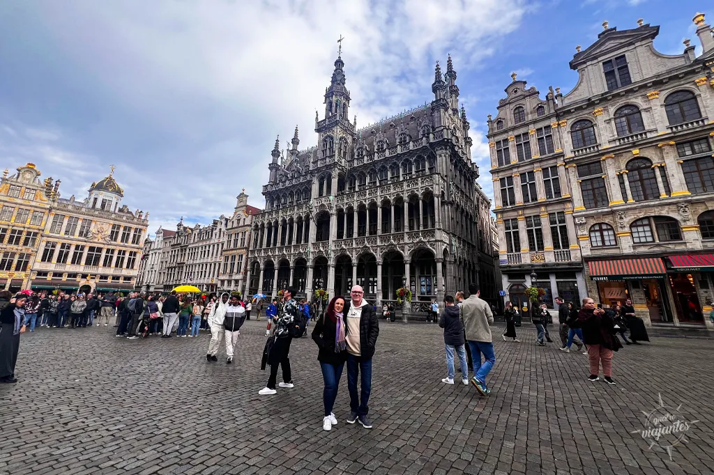 Passeando pela Grand Place de Bruxelas em um dia de sol de outono