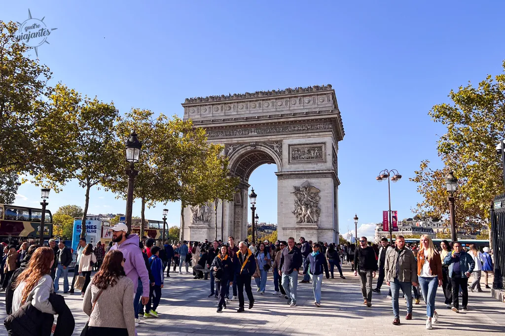 Arco do Triunfo de Paris, com muitos turistas