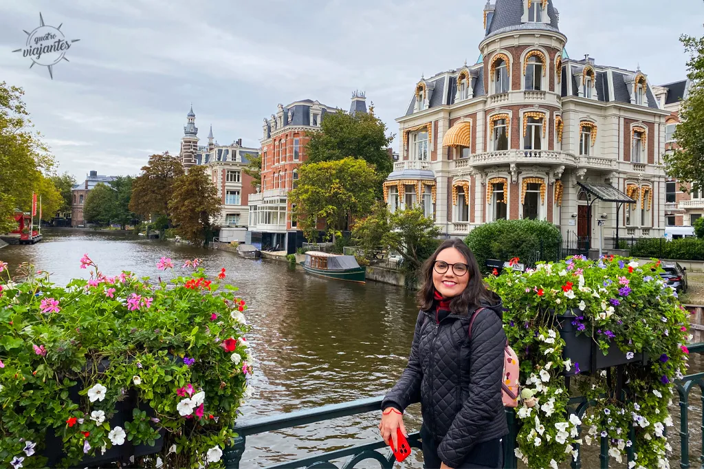 Canais de Amsterdam na Holanda em uma manhã de outono