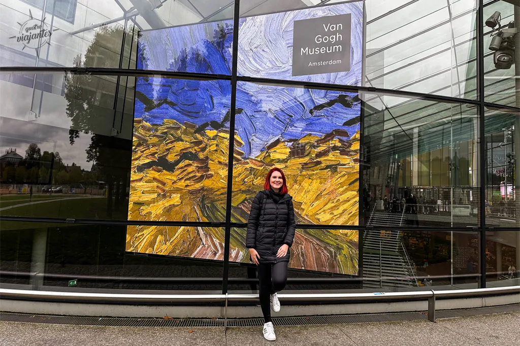 Em frente ao painel do museu Van Gogh em Amsterdam