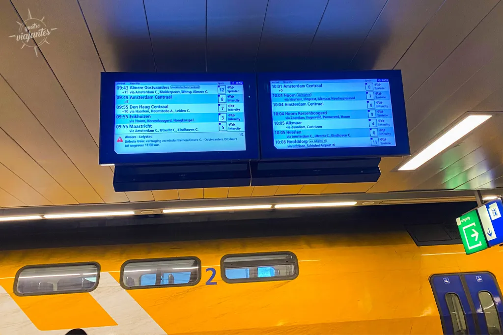 Painel com os horários do transporte público de Amsterdam