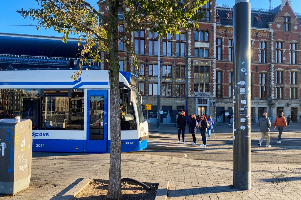 Tram de cor azul da empresa GVB que opera o transporte público de Amsterdam