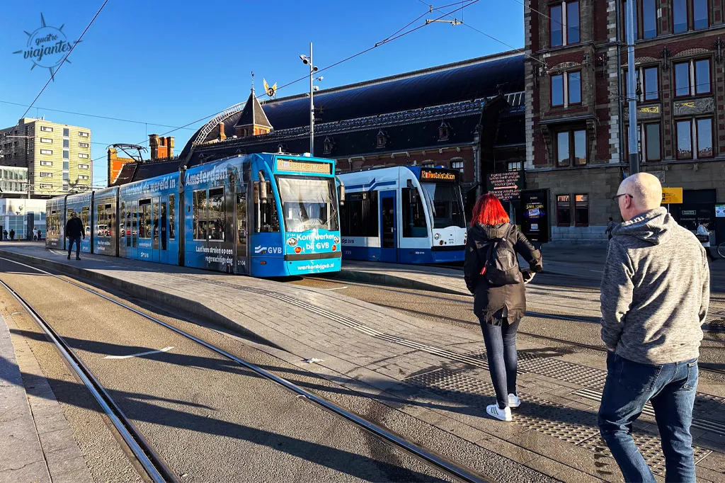 Foto do tram de Amsterdam para mostrar os gastos do transporte público de Amsterdam, exemplo de quanto custa viajar para a Europa