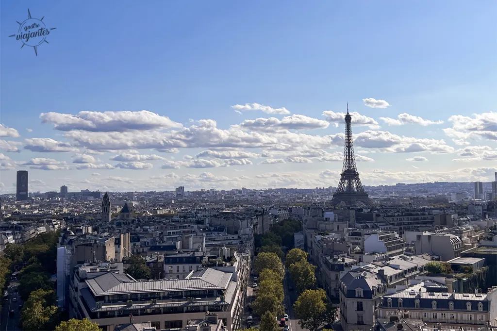 Vista da torre Eiffel em foto tirada do alto do Arco do Triunfo