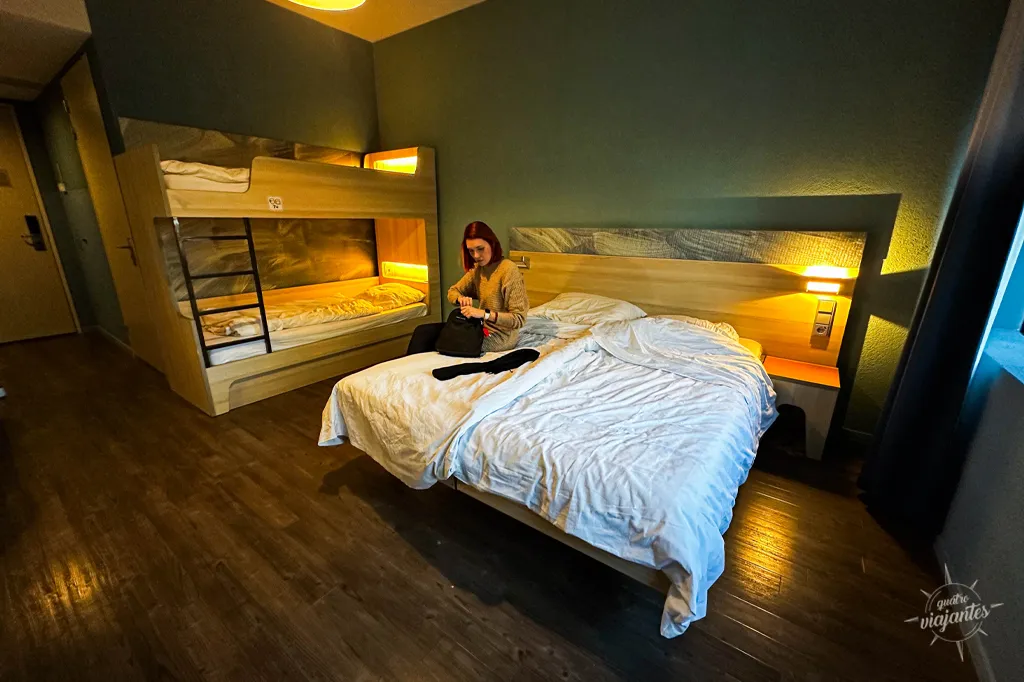 cama e beliche do quarto quadruplo no hotel Meininger Amsterdam City West