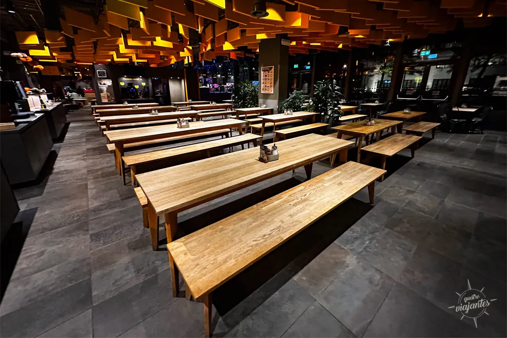 área de refeições no hotel Meininger Amsterdam City West