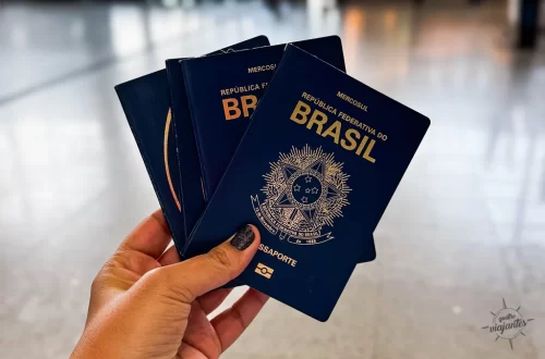 Passaporte mostrado no aeroporto. Tenha também o boarding pass, visto americano e documentos para viagem para exterior