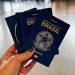 Passaporte mostrado no aeroporto. Tenha também o boarding pass, visto americano e documentos para viagem para exterior
