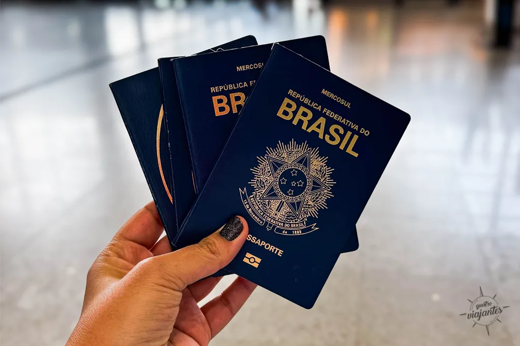 Passaporte mostrado no aeroporto. Tenha também o boarding pass, visto americano e documentos para viagem para exterior