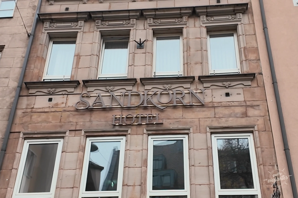 Fachada do Hotel Sandkorn, localizado dentro da área histórica de Nuremberg
