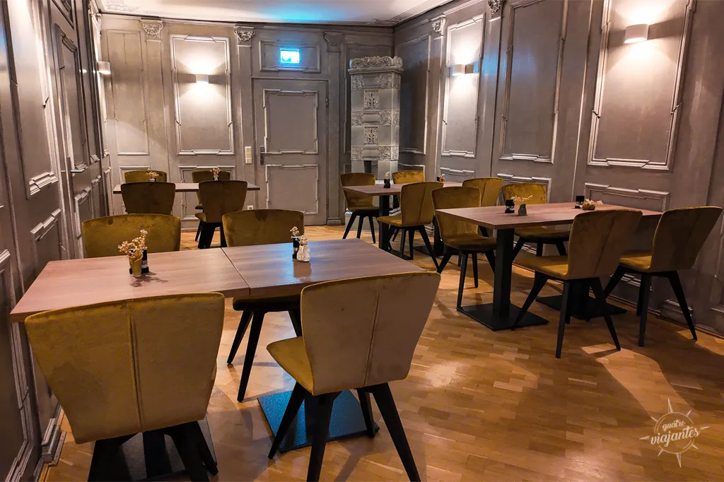 Sala do café da manhã do Hotel Sandkorn, restaurada conforme as paredes originais do edifício.