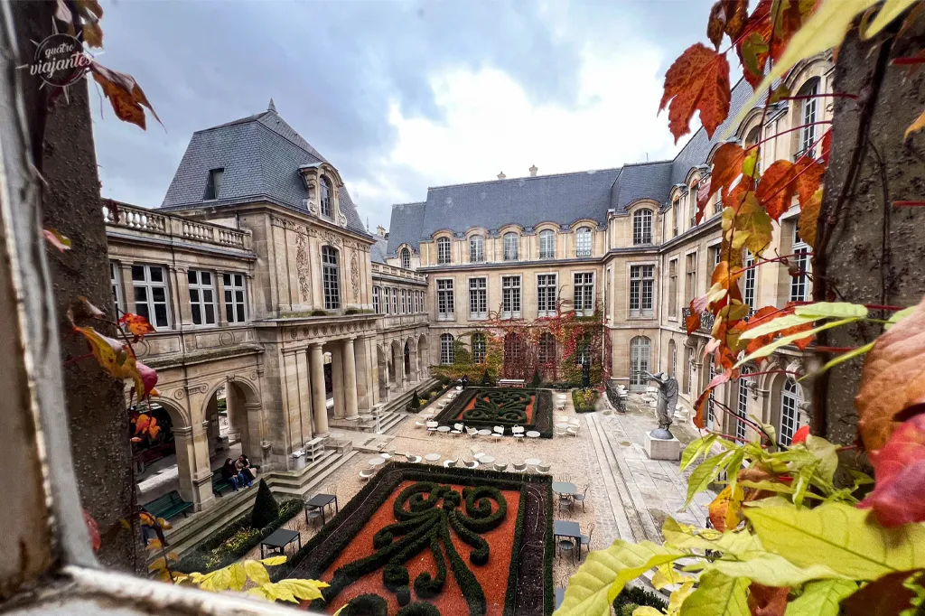 Pátio interno do Museu Carnavalet em Paris no outono de 2025. O museu é uma das atrações grátis em Paris.