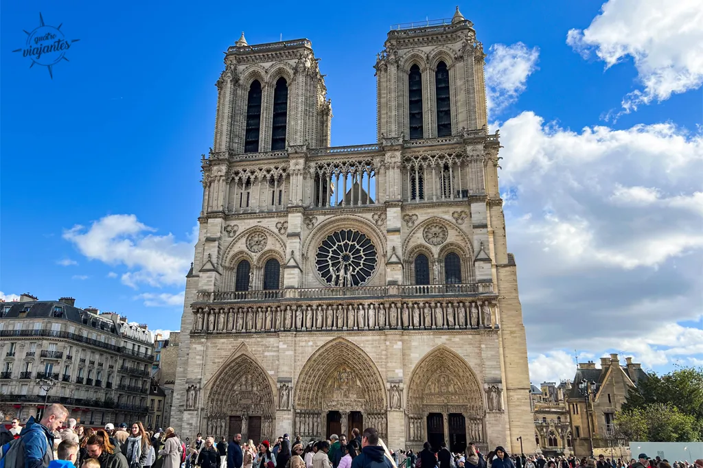 Fachada da Catedral de Notre Dame, restaurada após o incêndio de 2019. A Notre Dame é uma das atrações grátis em Paris.