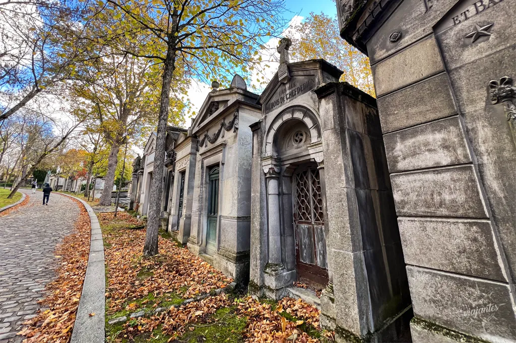 Cemitério de Pere Lachaise em Paris, com folhas caídas no outono de 2025.O cemitério é considerado uma das atrações grátis de Paris.