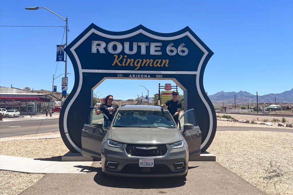 Pórtico da Route 66 na cidade de Kingman, USA em carro alugado pela Rentcars 