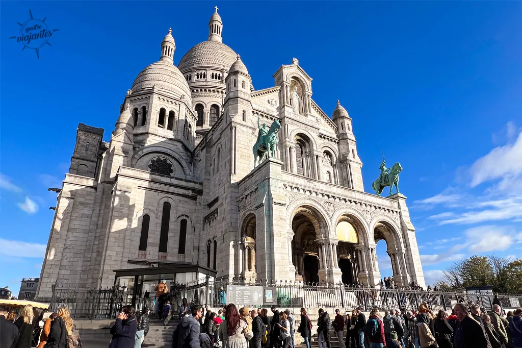 Fila para entrada na basílica de Sacre Coeur, no bairro Montmartre, em Paris