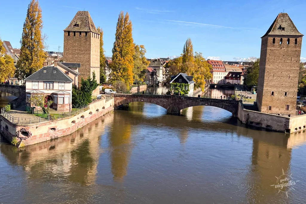 Vista das pontes e torres medievais que protegiam a cidade de Estrasburgo, na França.