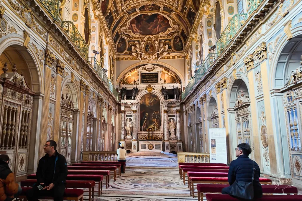 Capela da Trindade, com detalhes ornamentais impressionantes.