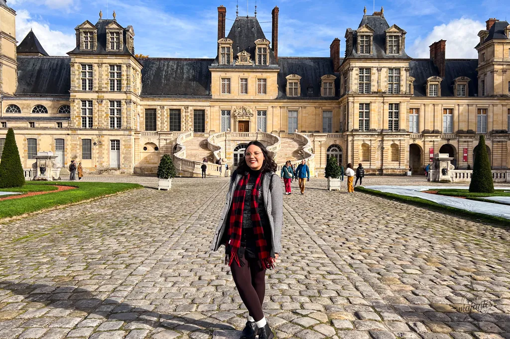 Pessoa em frente ao castelo de Fontainebleau