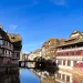 Canal da cidade de Strasbourg, na França, com ponte ao fundo