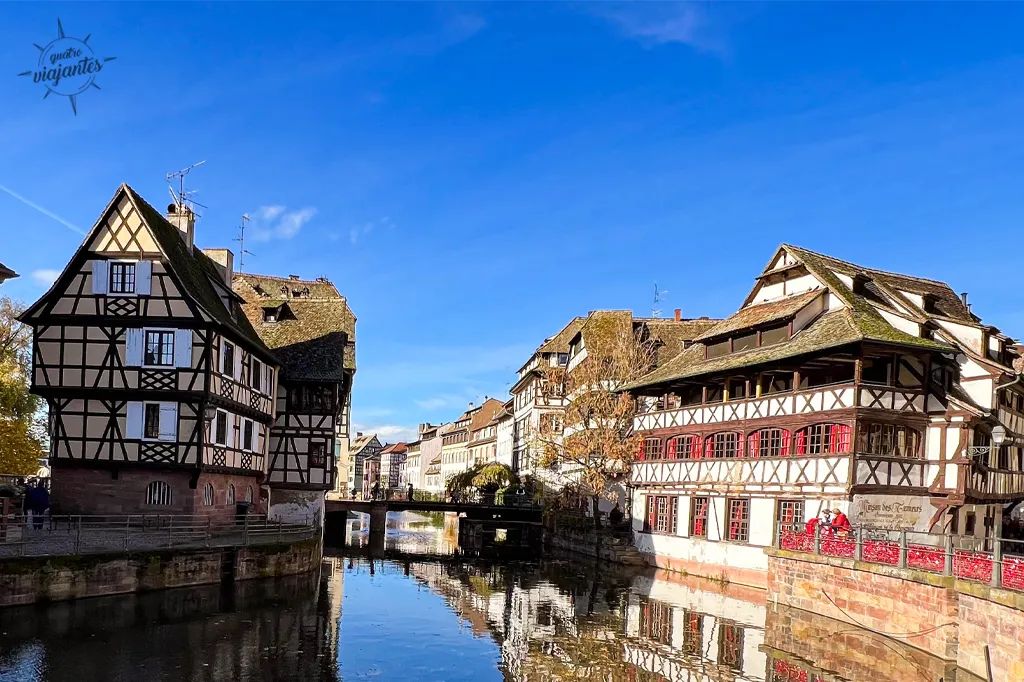 Canal da cidade de Strasbourg, na França, com ponte ao fundo