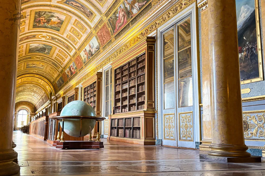 Biblioteca histórica com globo terrestre.
