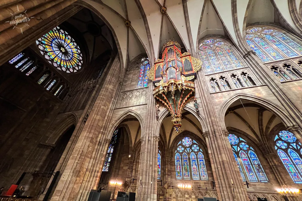 Órgão e janelas com vitrais no interior da catedral de Estrasburgo,  