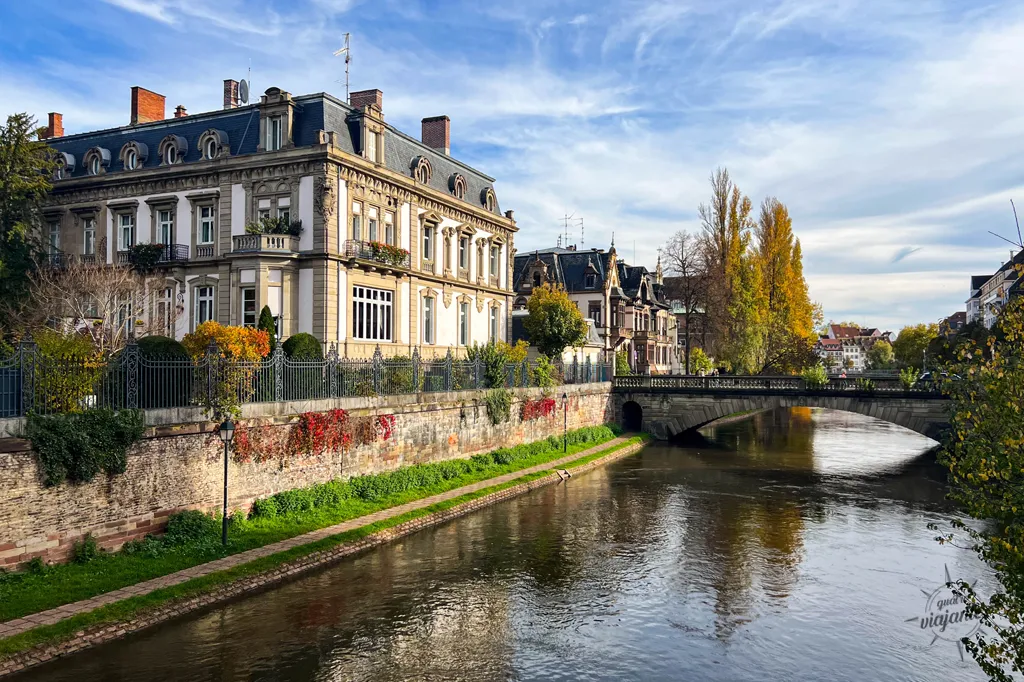 Canal de água tendo nas margens casas típicas do Império Alemão do final do século 19.