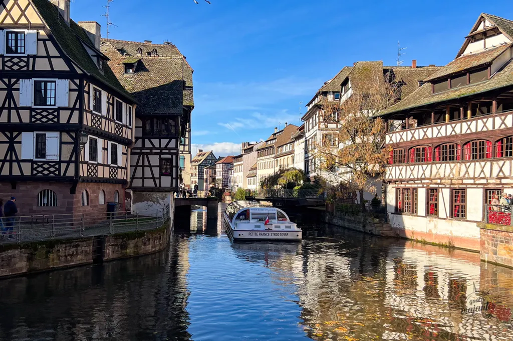 Barco que faz o passeio pelos canais do bairro La Petite France, em Estrasburgo.