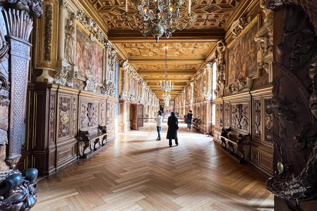 Salão François I. Corredor elegante com obras de arte