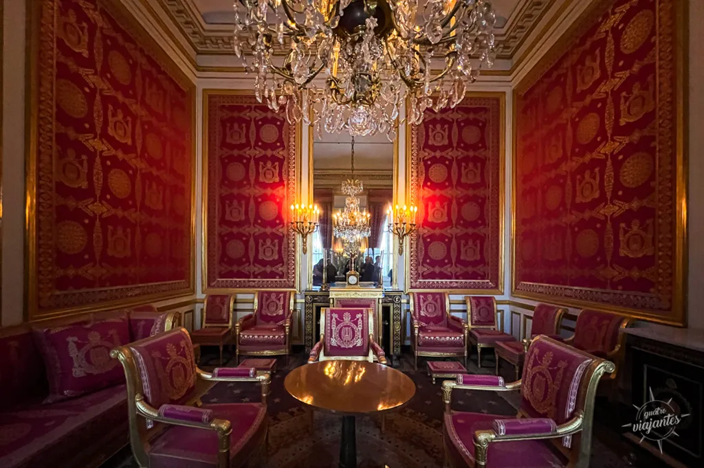 Sala luxuosa com decoração rica no Palácio de Fontainebleau