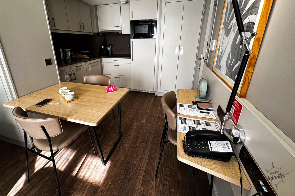 Aparthotel Adagio Paris Nation: exemplo de rede aparthotel moderno, quartos espaçosos com cozinha equipada, AC variável e vistas urbanas — bom hotel em Paris para famílias buscando padronização e metrô próximo em Paris 2026