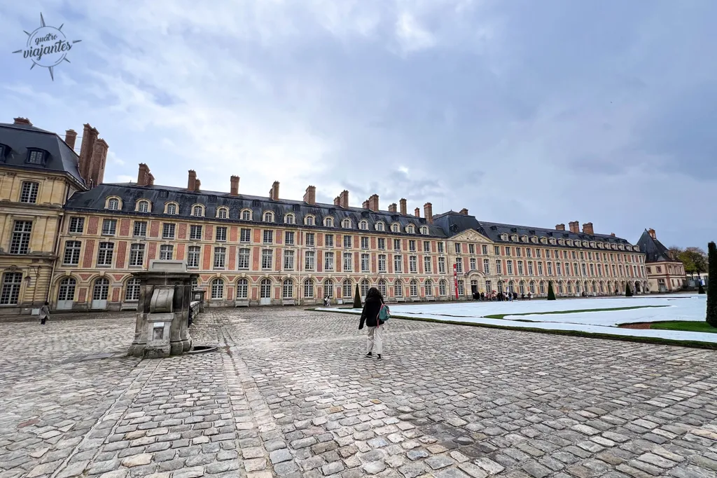 Palácio histórico do Castelo de Fontainebleau com arquitetura impressionante.