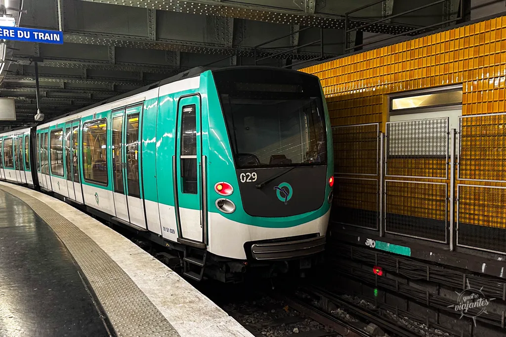 Trem do metrô de Paris, 16 linhas e 303 estações conectando arrondissements centrais e periferia. Escolher hotel em Paris próximo as estações