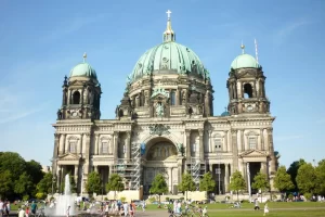 Fachada barroca da Catedral de Berlim na Ilha dos Museus"