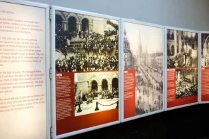 Interior da Igreja Quebrada em Berlim, parede com documentos da guerra, fotos históricas em preto e branco