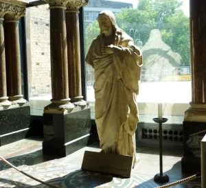 Imagem de Cristo no interior da Igreja Quebrada de Berlim, resgatada do bombardeio que destruiu a igreja