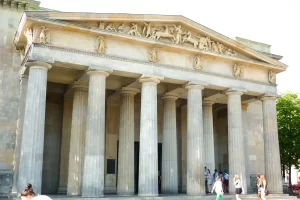 Fachada com colunas em Granito do Neue Wache